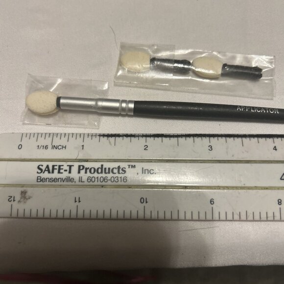 Target Placement Sponge Blending Eye Shadow Brush W/2 Extra Replacement Tips - Picture 2 of 7